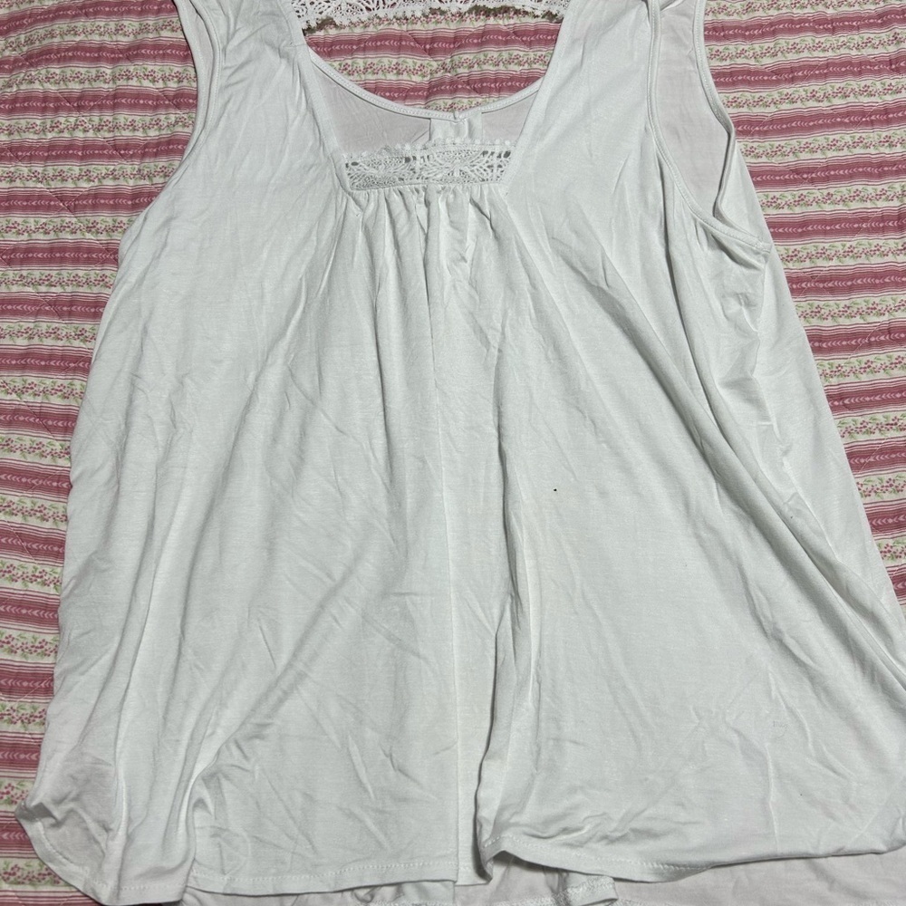 Suzy Shier size 2x- White Tank Top with lacy embellishments - new or like new